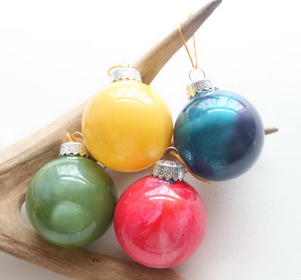 DIY Decorative Anthropologie Marbled Glass Ornaments with Nail Polish 