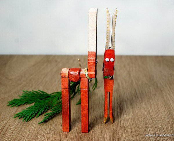 DIY Christmas Reindeer from Clothespins. 
