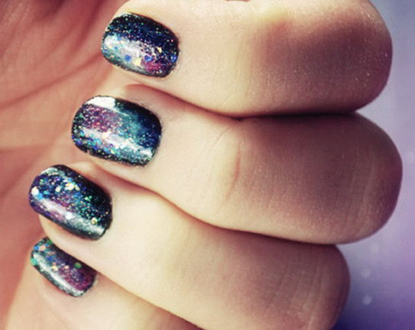 Purple and Blue Glittery Galaxy Nails. Get the tutorial 