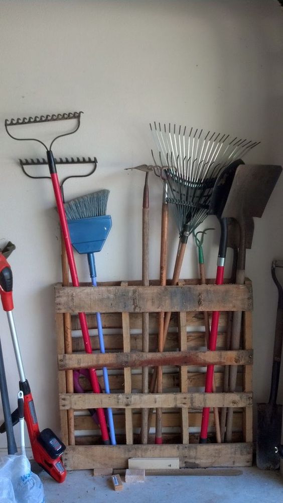 15 Minutes Pallet Project: Long Handled Garage Tools Storage. Check out the tutorial 