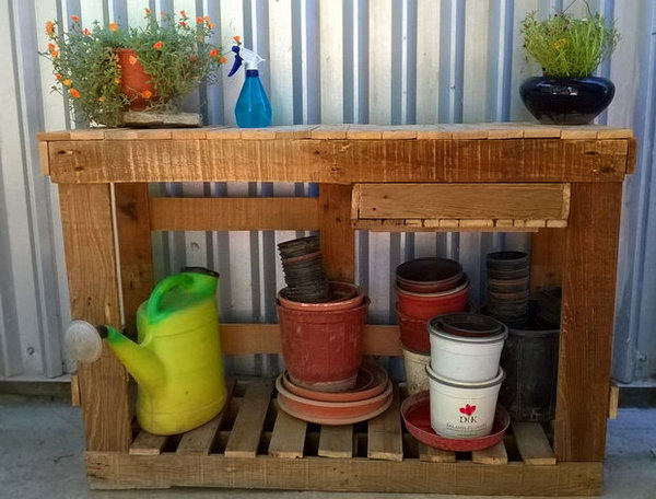 Make A Basic Gardening Table Out Of Old Pallets. Get the full direction 