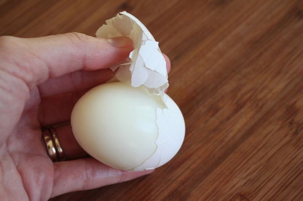 Add one teaspoon of baking soda when boiling eggs to make the shell easy to peel off! 