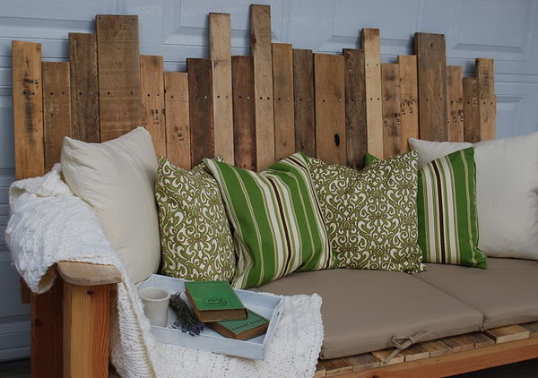 DIY Outdoor Pallet Sofa.  See the tutorial 
