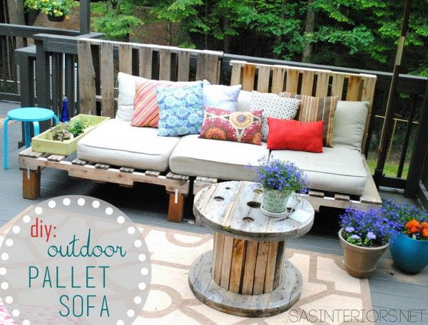 DIY Outdoor Pallet Sofa. Get the tutorial 