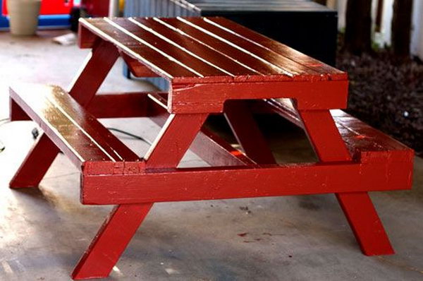DIY Pallet Picnic Table. See the tutorial 