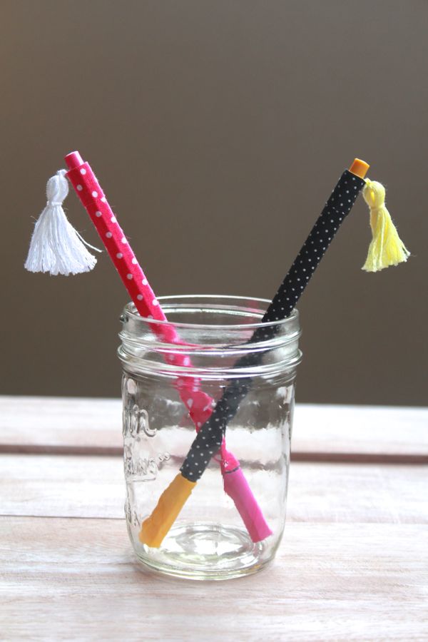 Fabric Wrapped Tassel and Polka Dots Pens. These fabric wrapped pens with tassels and polka dots at your desk will brighten up your day. Do you want to own one? Get ahead with the instructions 