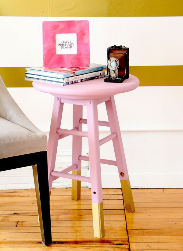 DIY Chalk Painted Side Table. Get the tutorial 