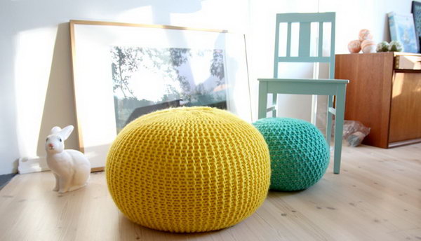 DIY Knitted Poufs. Get the tutorial 