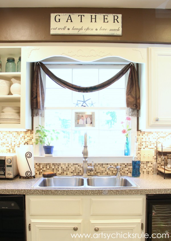 DIY Kitchen Window Sign. Get the tutorial 