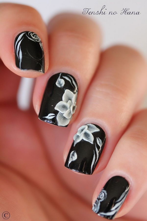 Black and White Floral Nails. 