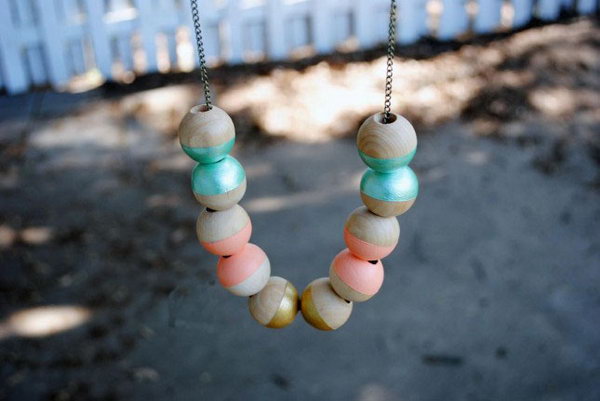 Color Dipped Wooden Beads. Check out the tutorial 