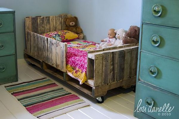 DIY Toddler Pallet Bed. Get the tutorial 