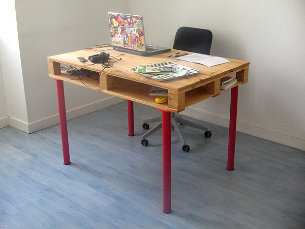 Basic Pallet Computer Desk.  See the tutorial 