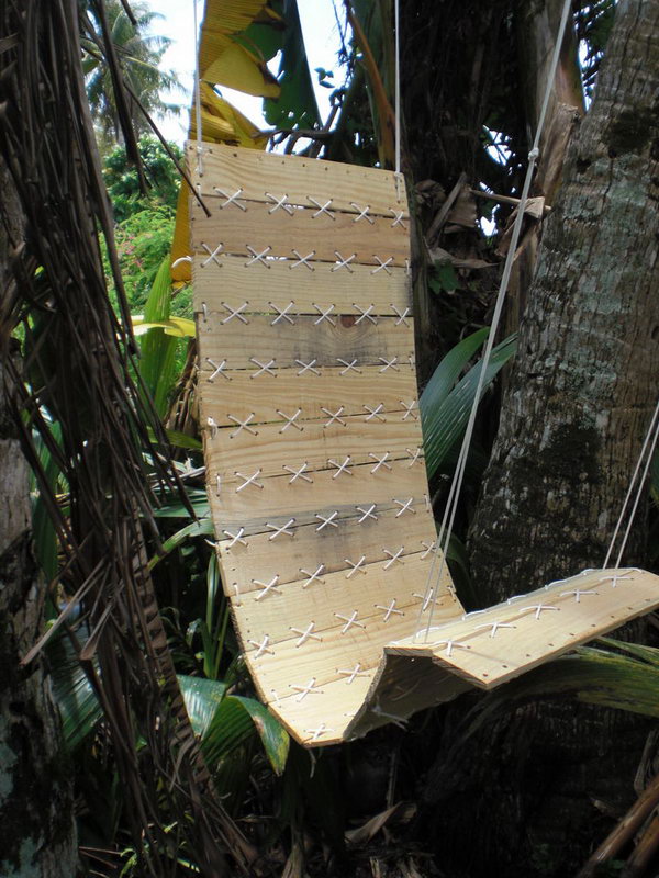 DIY Outdoor Paracord Laced Hanging Pallet Chair. See the tutorial 