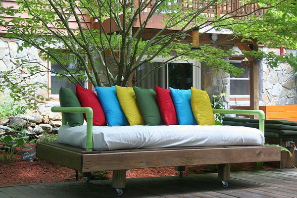 DIY Pallet Day Bed. See the tutorial 