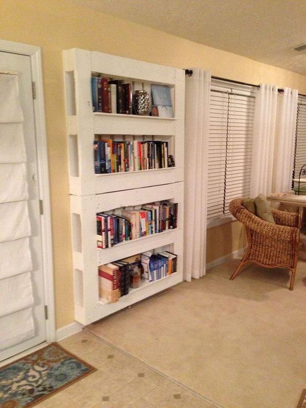 DIY Reclaimed Wood Pallet Book Shelf. 