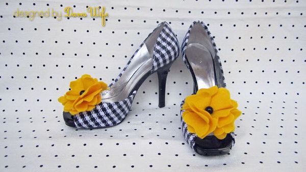 DIY Black and White Lattice Shoes. Get the tutorial 