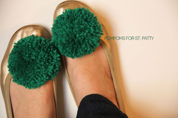 DIY Pom Pom Shoe Clip. See how to make it 
