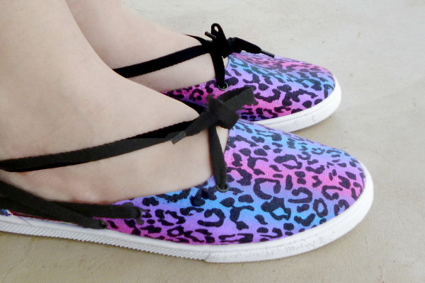 Shoe Makeover: Tennies to Laced Up Flats. See the tutorial 