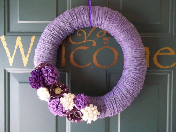 DIY Purple Yarn Door Wreath. This yarn wreath is easy to do and the result is very beautiful. Tutorial via 