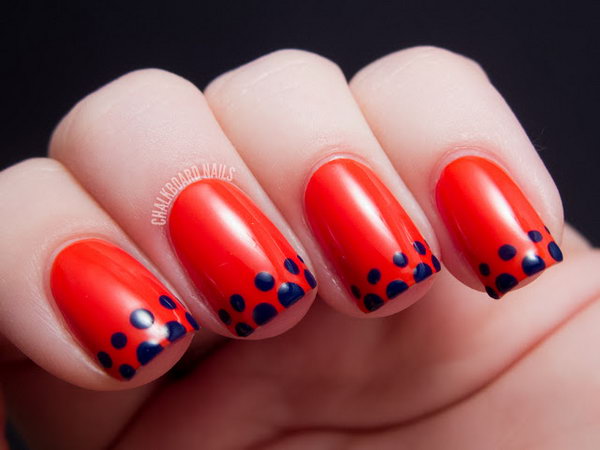 Easy Dotted French Tip Manicure. See the tutorial 
