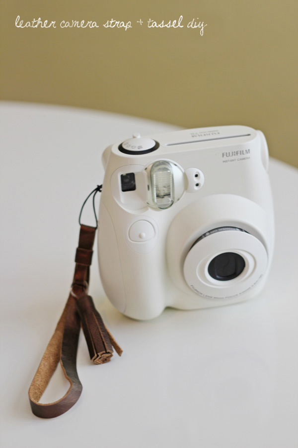 DIY Metallic Leather Camera Strap. See how to make it 
