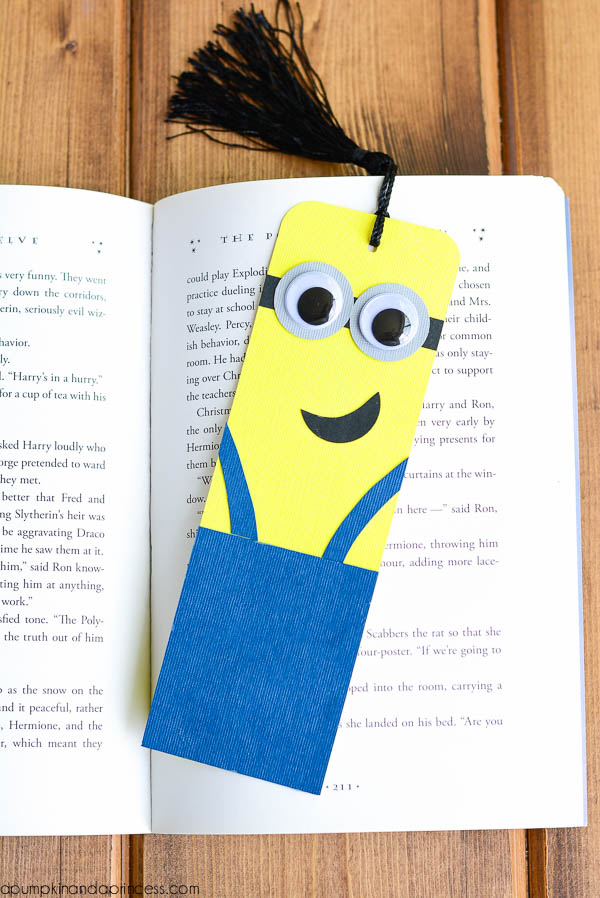 Cute Minions Bookmark. See the steps 