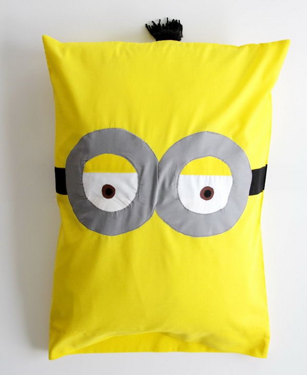 DIY Minion Pillowcase. Get the tutorail 