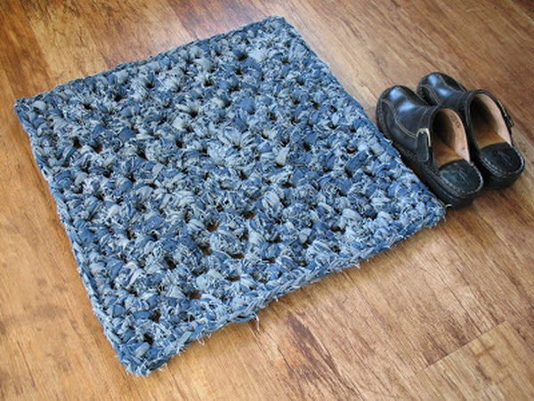 DIY Knotted Denim Rug. Get the tuutorial 
