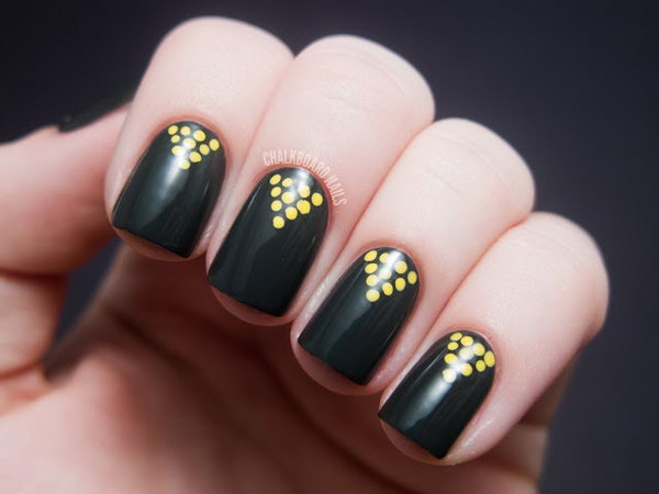 The combination of yellow and dark gray looks so punchy and modern together. Love the small yellow dots in a pyramid shape very much. Check out the tutorial 