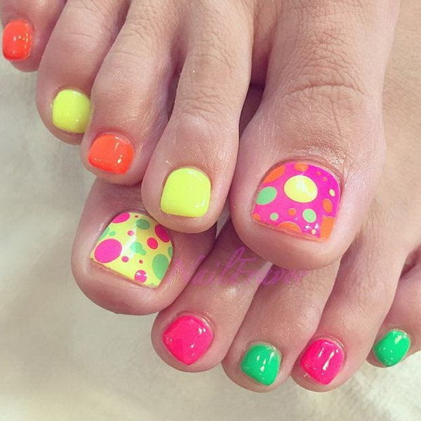 Colorful Polka Dots Toe Nail Design. 
