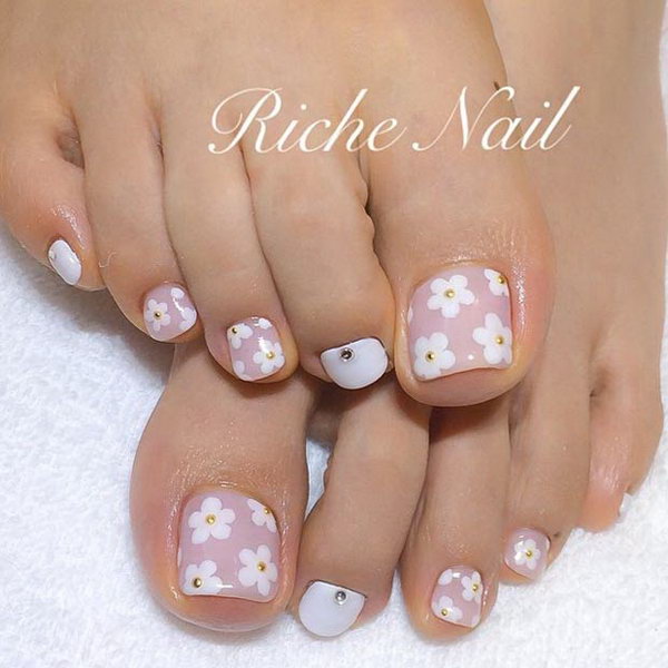 White Daises with Gold Studs Toe Nails. 
