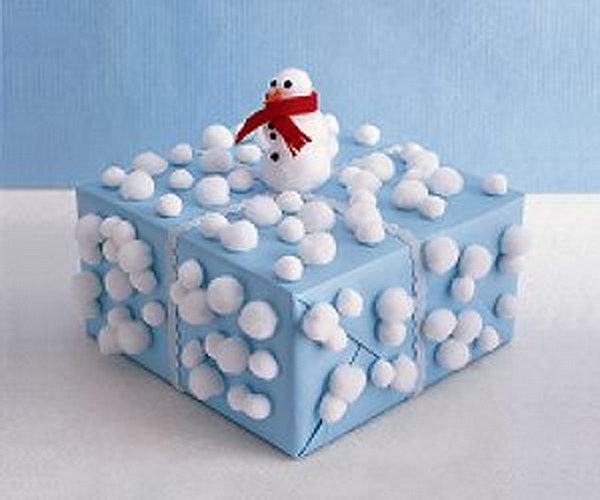 DIY Pom Pom Snowman Wrapping Paper . 