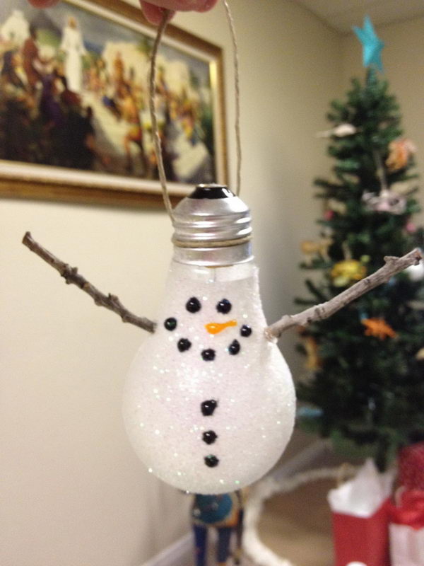 DIY Bulb Snowman Ornaments. 