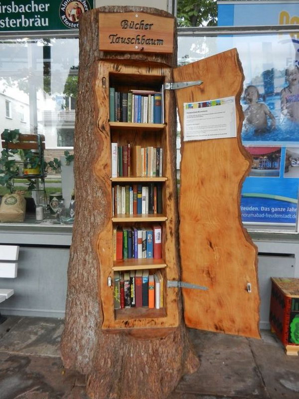 Tree Trunk Shaped Bookshelf. 